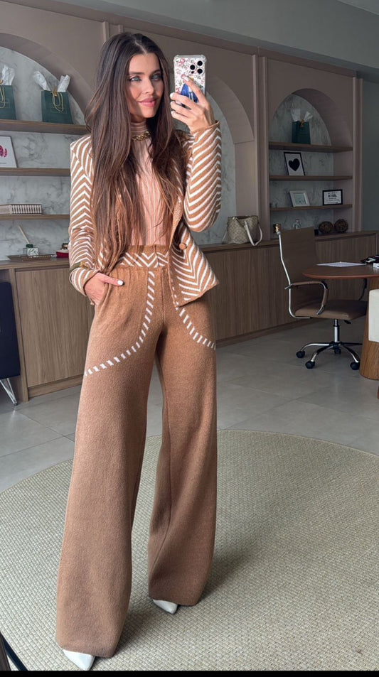 CONJUNTO EM TRICÔ COM CALÇA E CASACO BI-COLOR