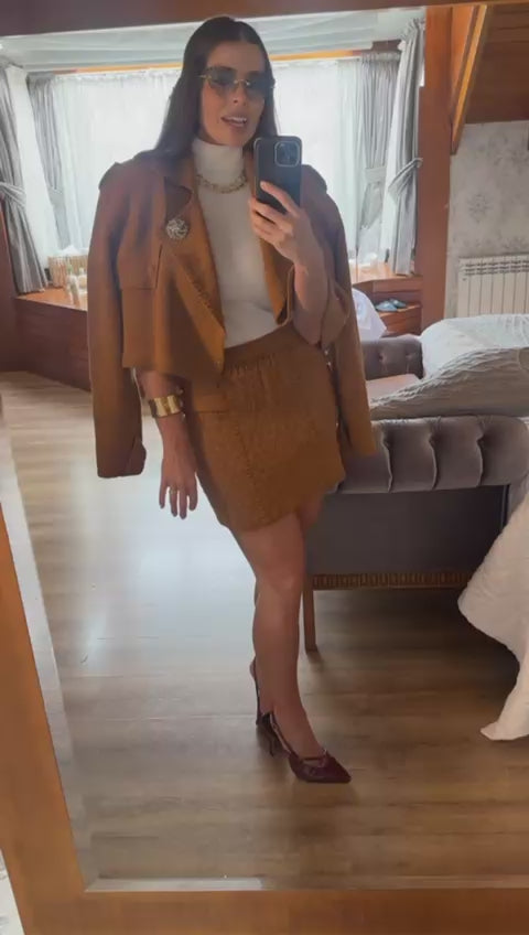 CONJUNTO ANNY EM MOUSSE DE CASACO E SAIA CURTA
